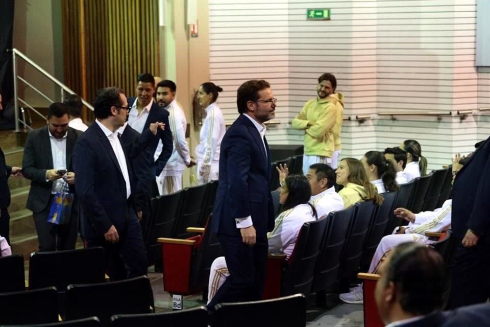 Los directivos estuvieron presentes en la toma de la foto oficial del equipo.