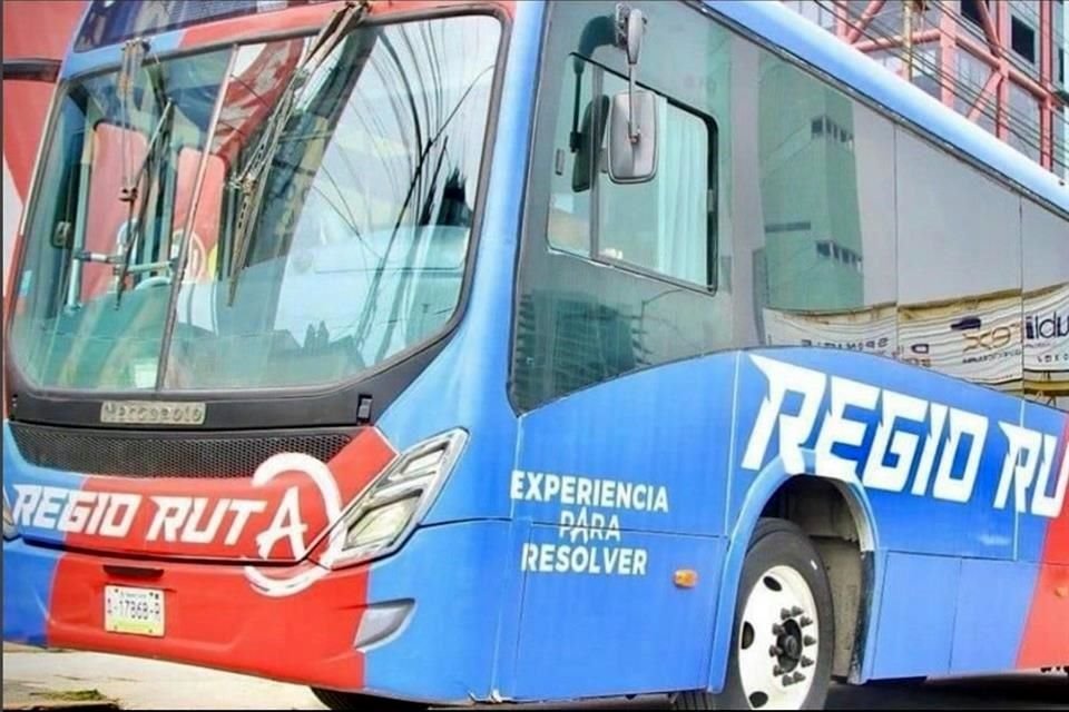 Los camiones de la 'Regio Ruta' se caracterizan por sus colores azul y rojo.