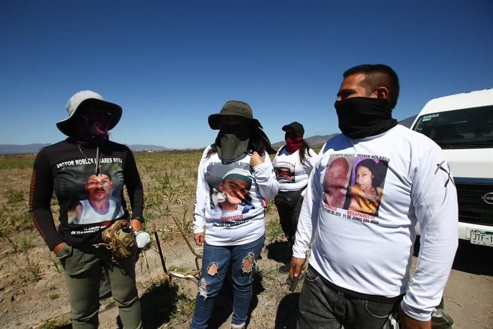 Guerreros Buscadores de Jalisco visitaron el Rancho Izaguirre en La Estanzuela, Teuchitlán, Jalisco, a ocho días de que encontraran crematorios, rompa y restos de dientes en el lugar.