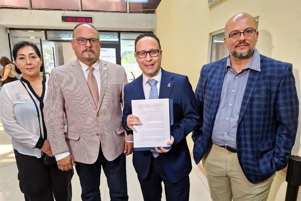 Integrantes del Colegio de Mediadores de Nuevo León acudieron a la Oficialía de Partes del Congreso.