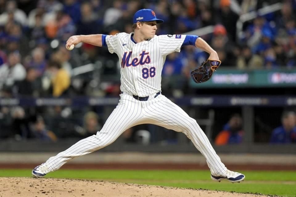 El lanzador de los Mets de Nueva York, Phil Maton, lanza en un partido contra los Dodgers de Los Ángeles, en la Serie de Campeonato de la Liga Nacional, en octubre del año pasado.