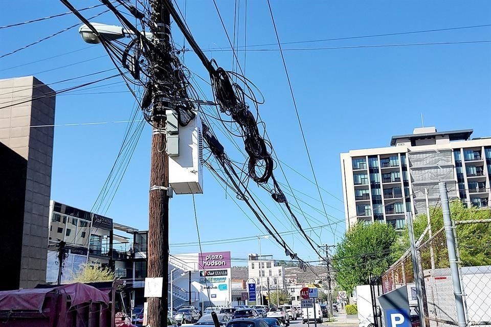 Algunas calles como Río Rosas presentan una sobrecarga de cables de servicios.