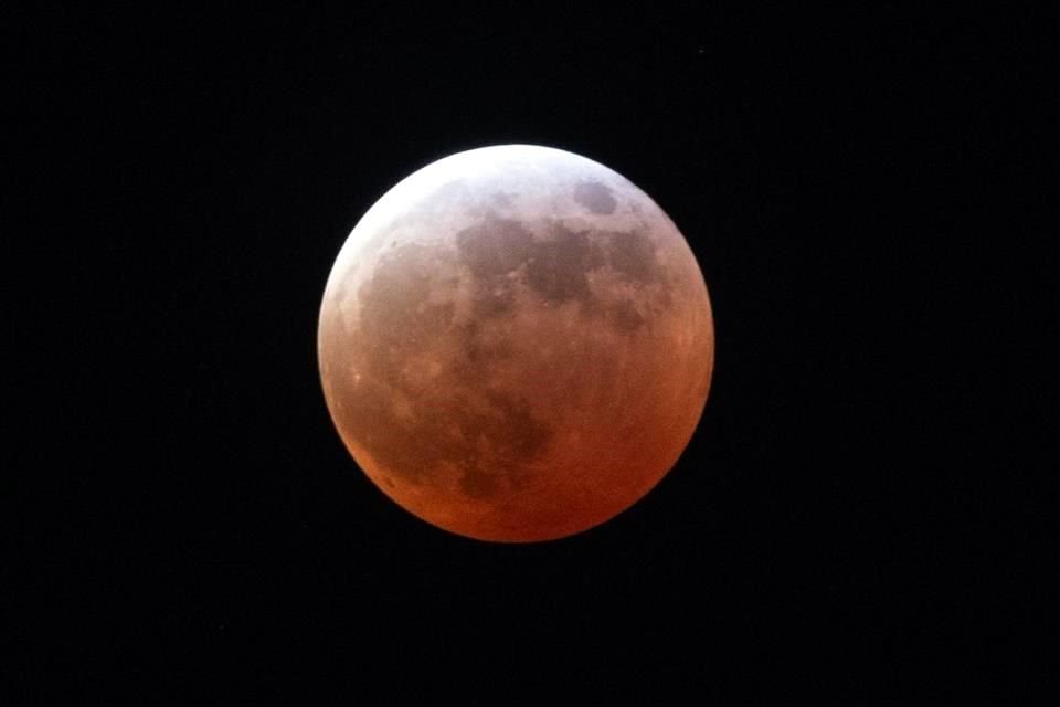 Esta madrugada, la Luna se tornó rojiza por un eclipse que la alineó con el Sol y la Tierra.