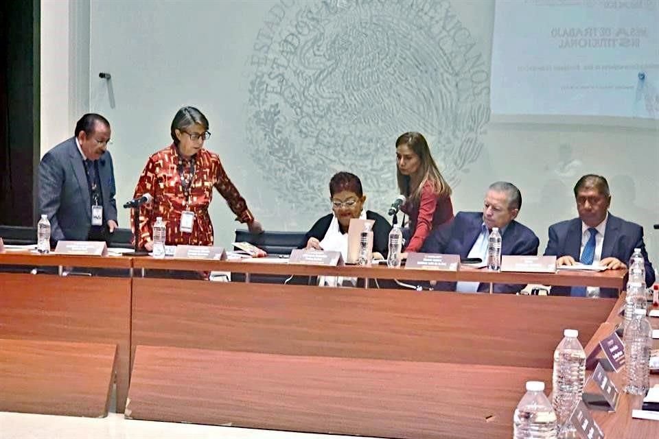 Ernestina Godoy (centro), titular de la Consejería Jurídica de la Presidencia, y Arturo Zaldívar, integrante del Comité de Evaluación del Poder Ejecutivo Federal, en una reunión en Palacio Nacional.