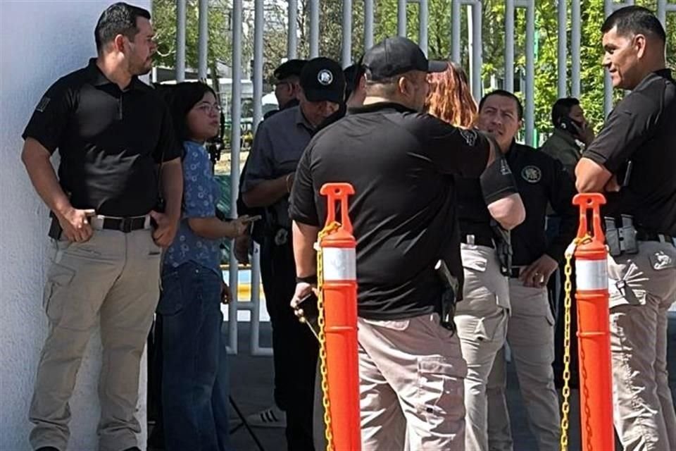  Los alumnos protestaron en la dirección del TecMilenio Campus Las Torres por el presunto abuso sexual.