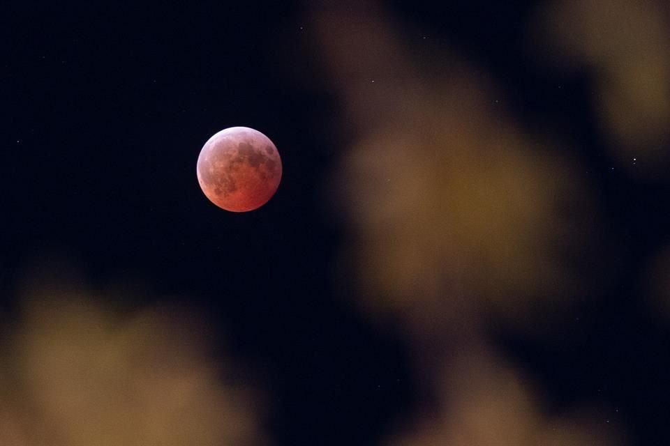 El color cobrizo del disco lunar resulta del paso previo de la luz por la atmósfera.