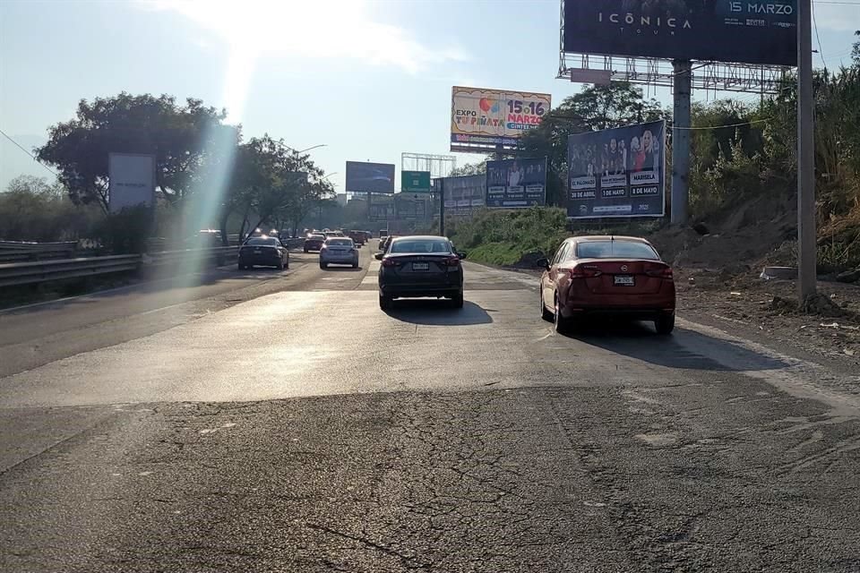 En la parte de la arteria que corresponde a Guadalupe, las marcas que delimitan los carriles hace tiempo que desaparecieron.