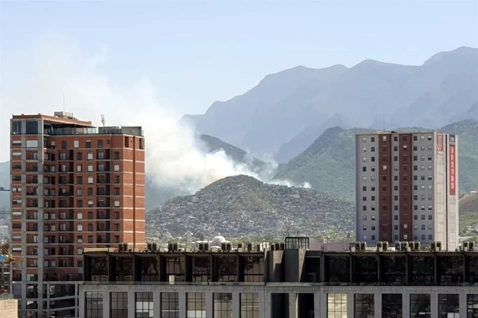 Bomberos y rescatistas atendieron un incendio reportado en el Cerro de la Campana.