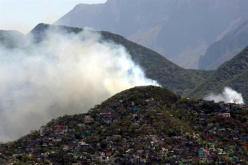 Bomberos y rescatistas atendieron un incendio reportado en el Cerro de la Campana.