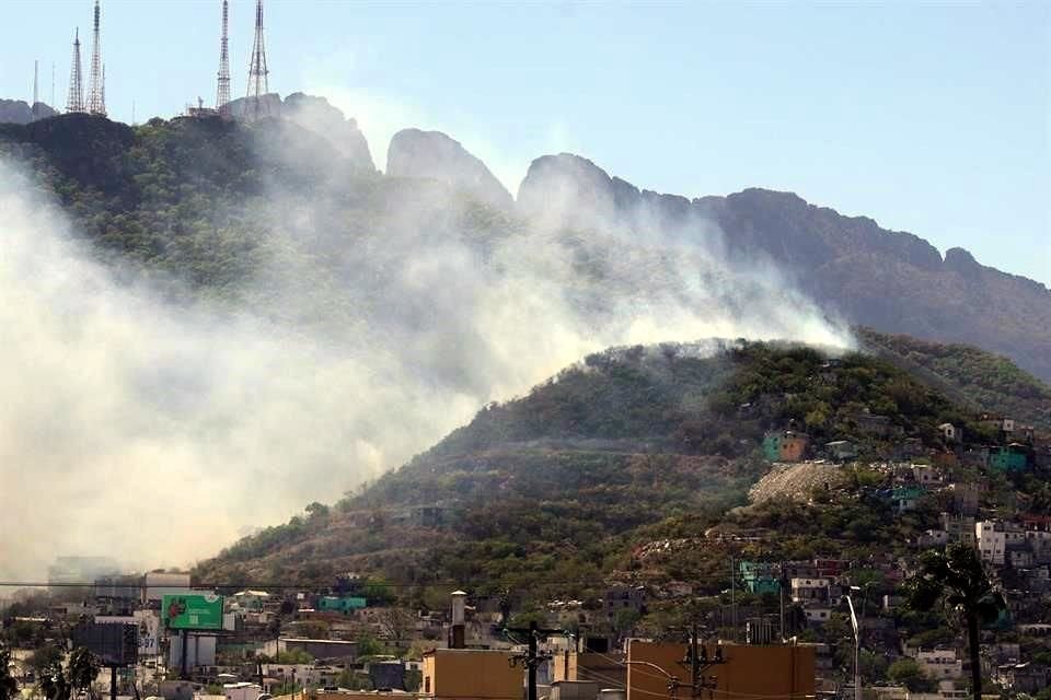 Bomberos y rescatistas atendieron un incendio reportado en el Cerro de la Campana.