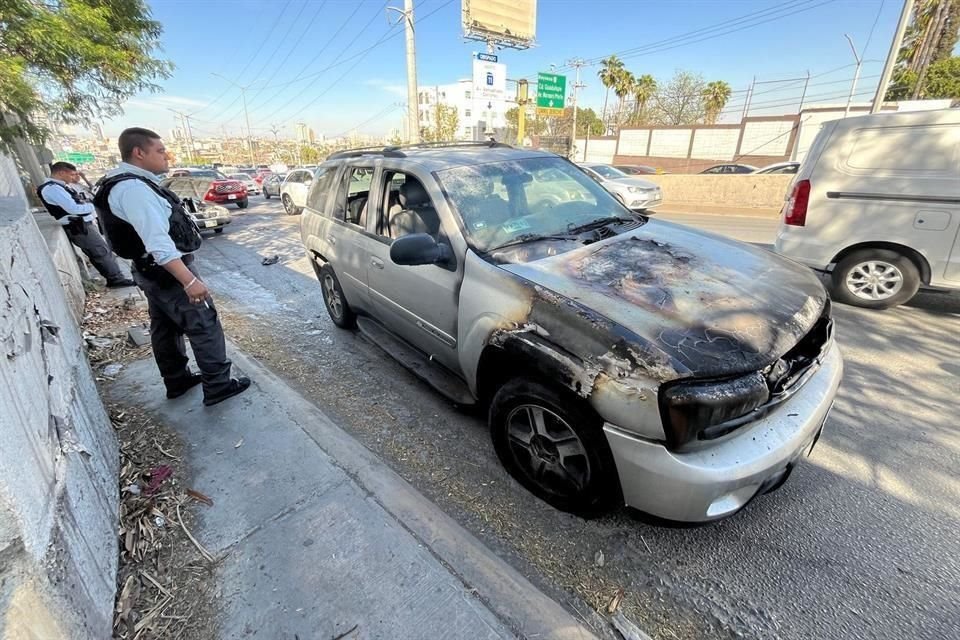 Una camioneta se incendia por un aparente cortocircuito en el área del motor, cerca del Túnel de la Loma Larga en la zona de Monterrey.