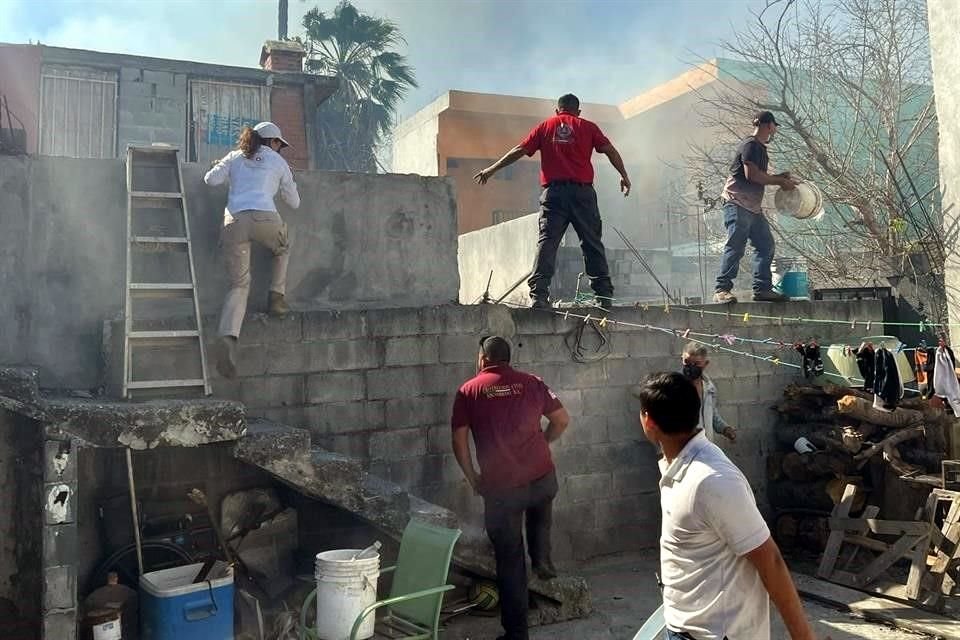 Incendios en la orilla del Río Pesquería causan la evacuación preventiva de 300 personas, en Escobedo.