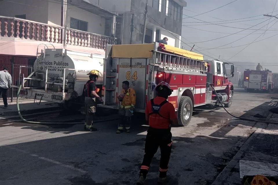 El fuego se propagó con rapidez en lotes baldíos, áreas forestales, viviendas y negocios en el área metropolitana, elevando de nuevo los niveles de contaminación.