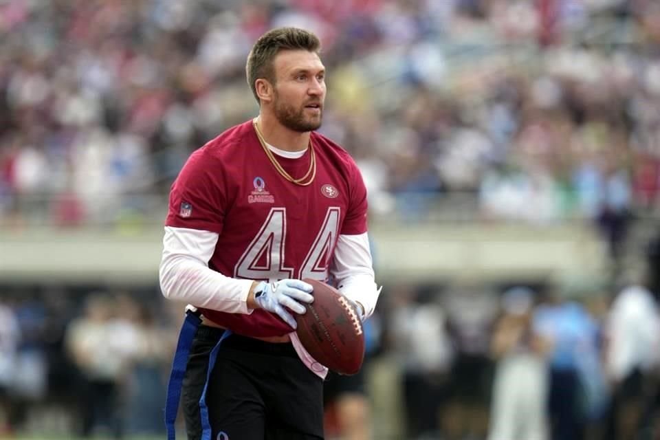 El fullback Kyle Juszczyk, de los San Francisco 49ers, mira a la grada tras anotar un touchdown durante el evento de flag football en el pasado Pro Bowl de la NFL.