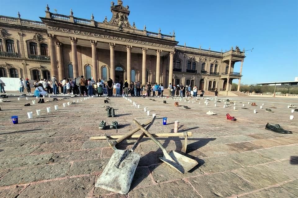  Decenas de zapatos y veladoras fueron colocadas para representar a las personas desaparecidas en todo el país.