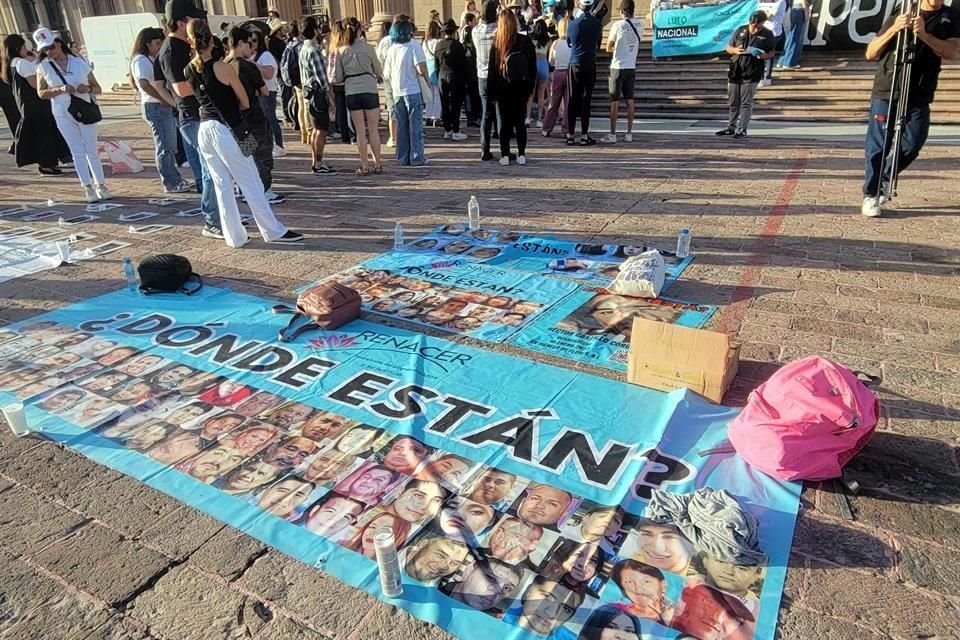  Decenas de zapatos y veladoras fueron colocadas para representar a las personas desaparecidas en todo el país.