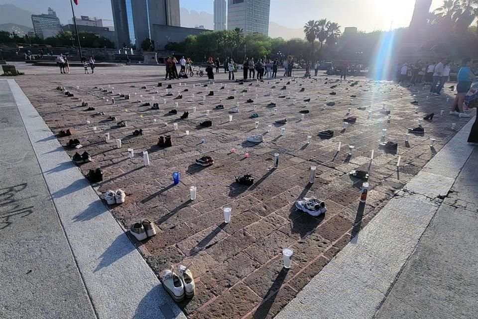  Decenas de zapatos y veladoras fueron colocadas para representar a las personas desaparecidas en todo el país.