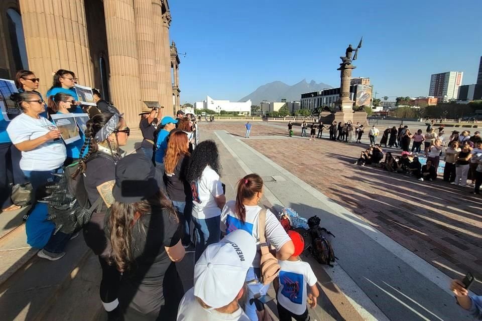  Integrantes de colectivos de personas desaparecidas se reunieron ayer en la Explanada de los Héroes. 