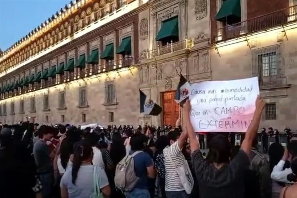 Colectivos durante la jornada de luto en el Zócalo capitalino por las desapariciones en el País.