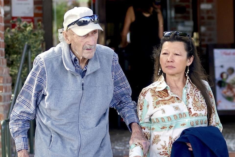 En 2024, Gene Hackman, de 94 años, y su esposa Betsy Arakawa, de 62, fueron fotografiados juntos en público.