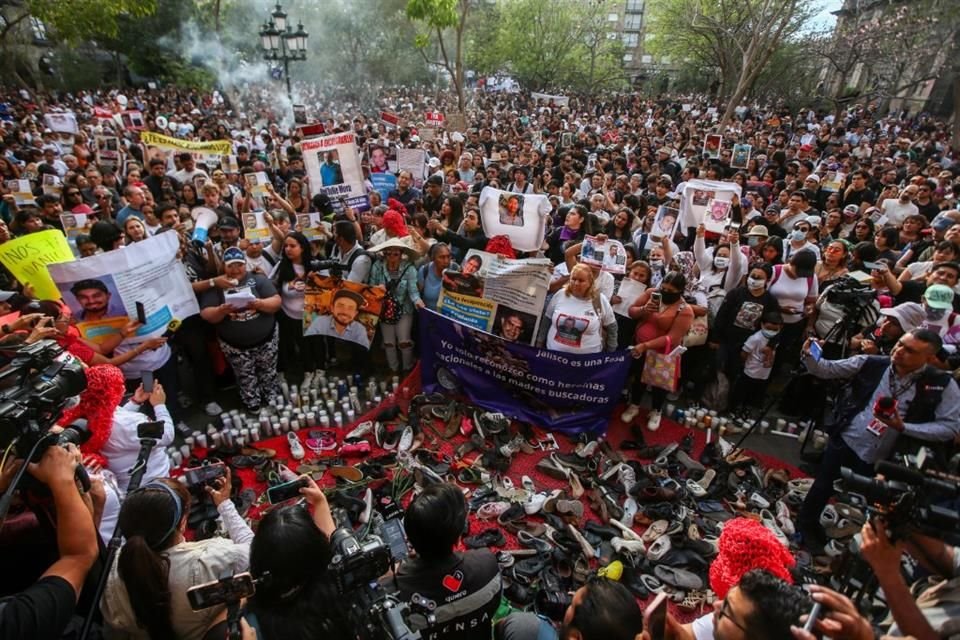 Alrededor de 2 mil personas se manifestaron a las afueras de Palacio de Gobierno en Jalisco, donde pusieron zapatos y veladoras.