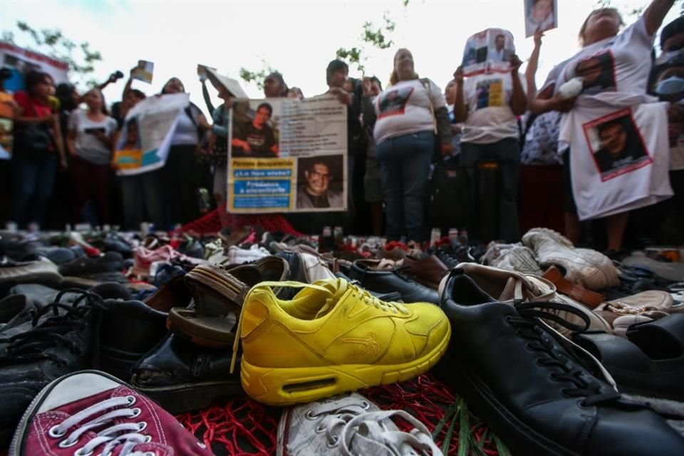 Colocaron 400 pares de zapatos y encendieron 400 veladoras en memoria de las víctimas.