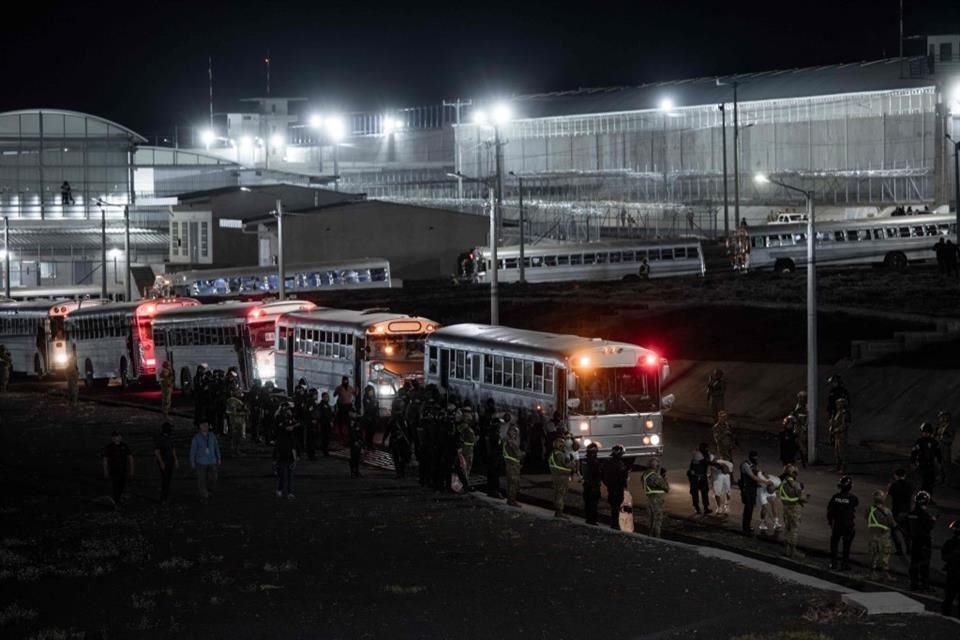 Presuntos miembros de pandillas llegaron al Centro de Detención de Terrorismo en El Salvador.