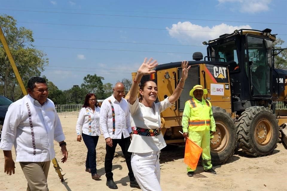 La Mandataria anunció el proyecto carretero Macuspana-Escárcega, acompañada por el Gobernador Javier May.