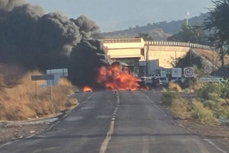 Tras enfrentamiento entre elementos de la Guardia Nacional y civiles armados, en los límites de Tanhuato y Yurécuaro reportan narcobloqueos.