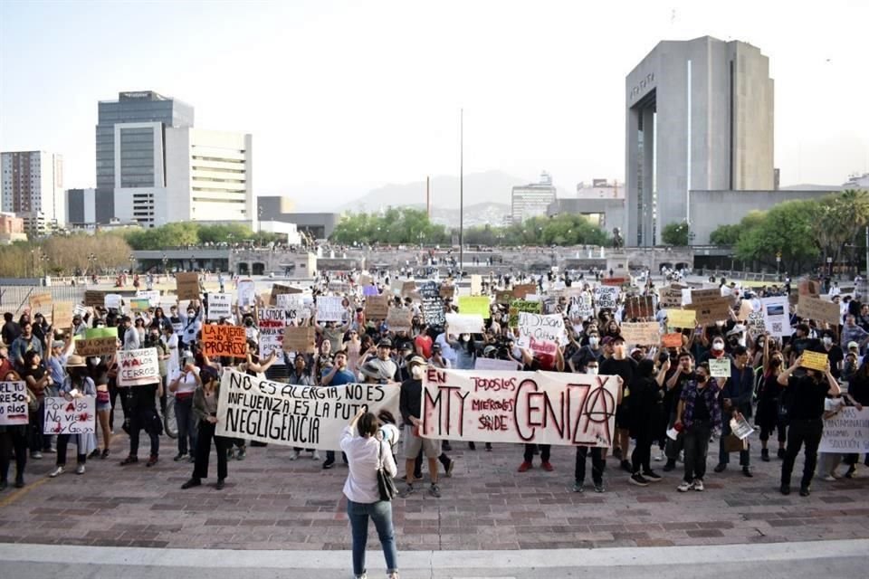 Frente a Palacio de Gobierno, en la Explanada de los Héroes, cientos de ciudadanos se manifestaron ayer para demandar al Estado actuar ya contra el aire contaminado.