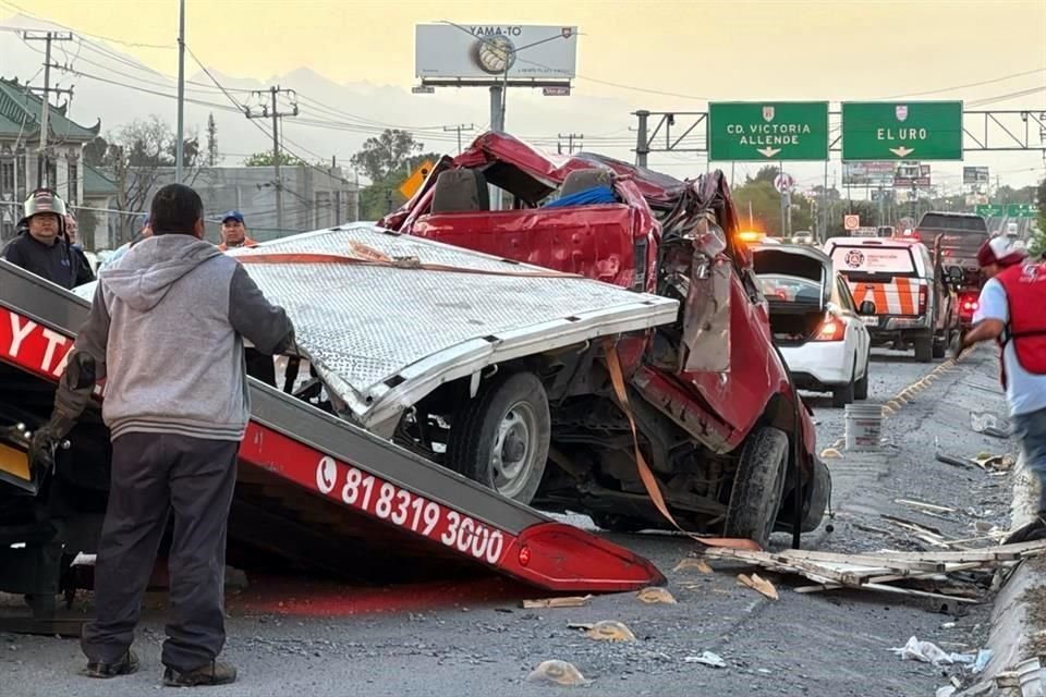 En el percance una camioneta estaquitas terminó volcada y sus dos ocupantes resultaron lesionados.