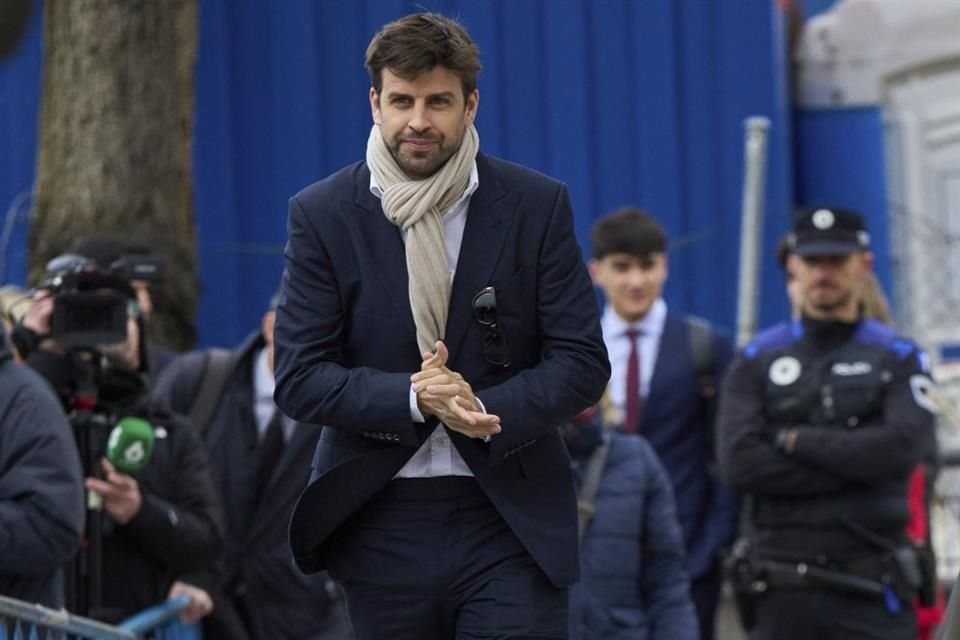 Gerard Piqué, ex pareja de Shakira, está siendo investigado en un caso de posible corrupción, por lo que se le captó huyendo de la prensa.