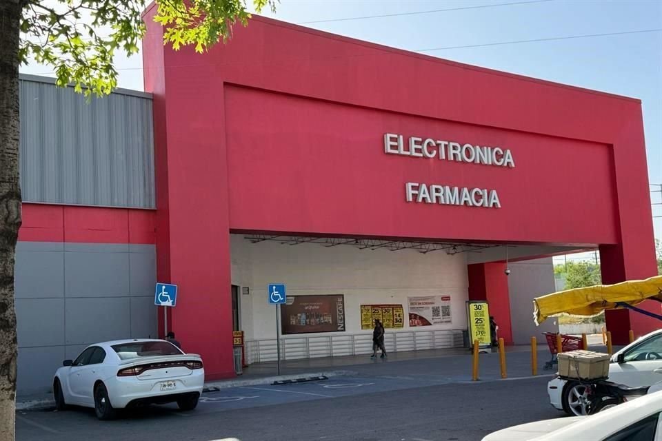 Un hombre roba varias charolas de carne y escapa tras amagar con un arma de fuego al vigilante de la tienda Soriana, en Guadalupe.