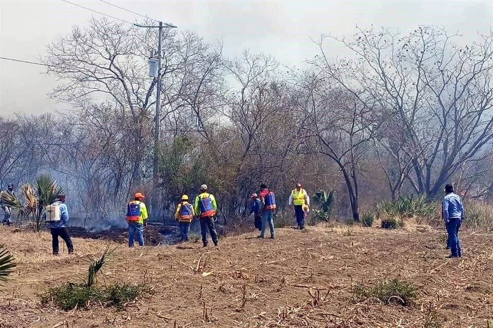 Con apoyo de Protección Civil de Tamaulipas, la Guardia Estatal realiza acciones para combatir el fuego.