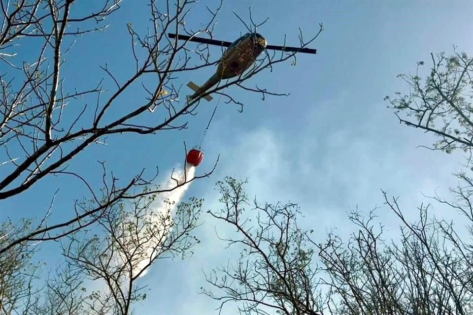 Un helicóptero de Protección Civil participa en las tareas de combate al fuego.