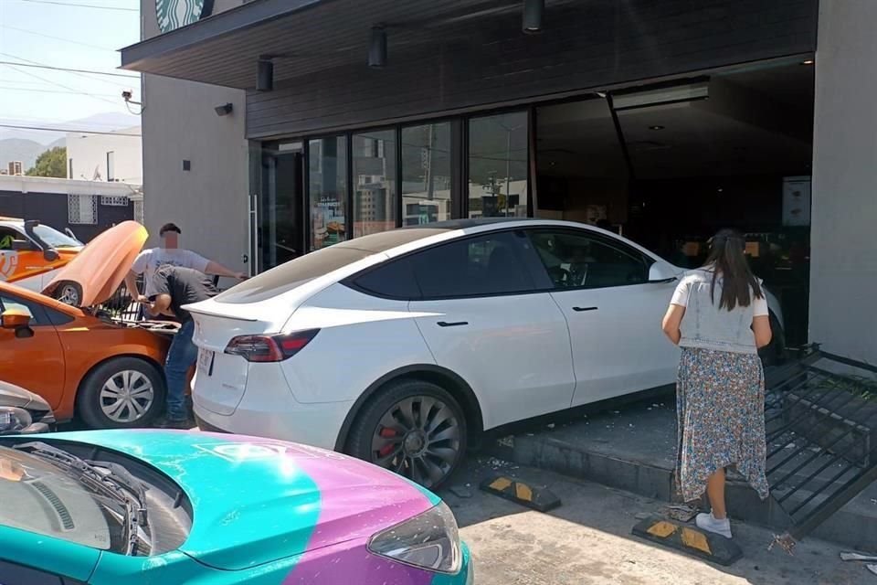 Un conductor confundió los pedales al estacionarse y estrelló su auto Tesla contra la fachada de una sucursal de Starbucks.