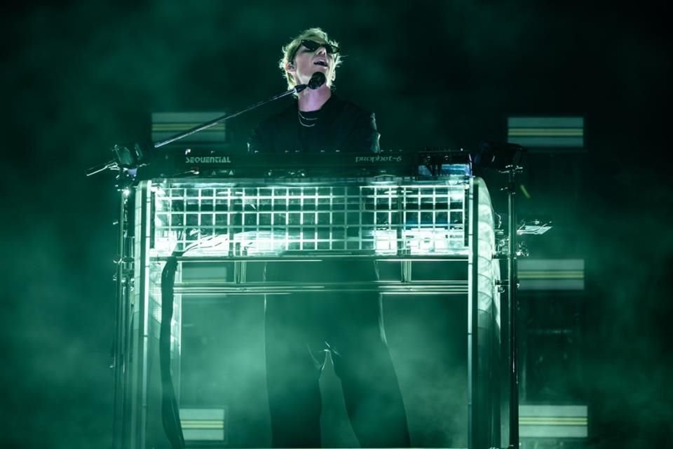 En el escenario principal Rüfüs Du Sol tenía hipnotizado a su público mexicano con ritmos electrónicos.