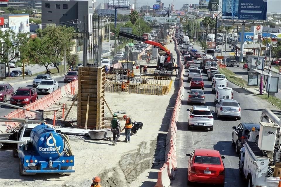 En los dos sentidos de la Av. Miguel Alemán el tráfico es lento por los baches y obras del Metro.