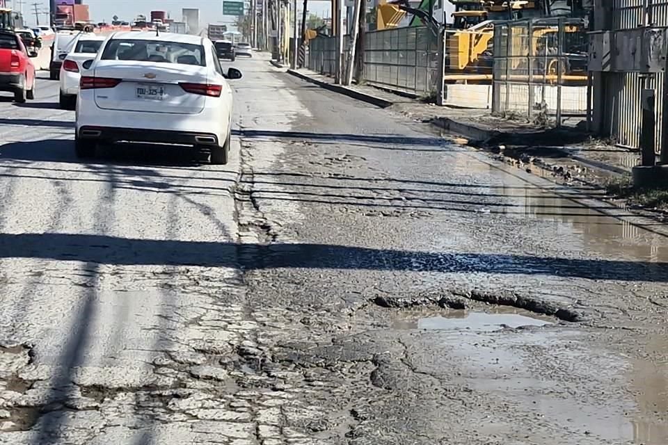 A lo largo de la Avenida Miguel Alemán hay baches que los conductores tienen que esquivar.