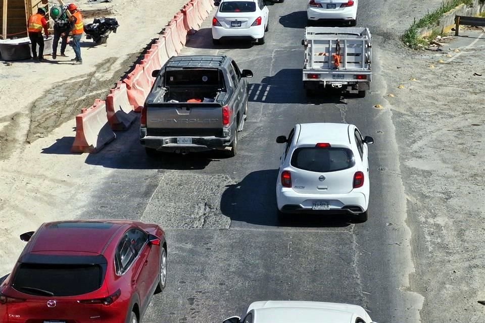 Los daños en el pavimento se dan a un lado de los trabajos de la Línea 6 del Metro.