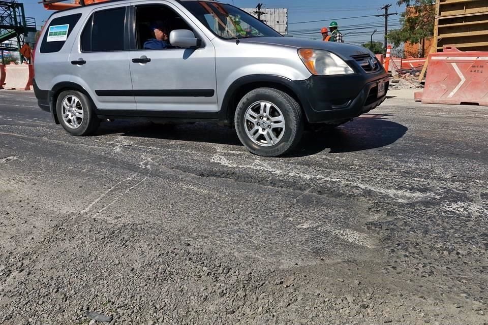 Las fallas en el pavimento se dan tanto en Guadalupe y San Nicolás.