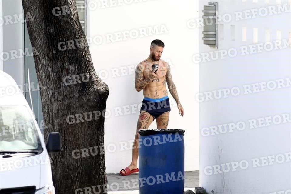 Sergio Ramos fue visto en las instalaciones de El Barrial mientras hablaba por celular.
