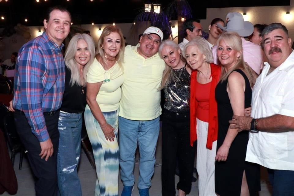 Gerardo Sáenz, Rosalva García,  Nelly García,  Rafael Barbosa García, Rosailiana García de Barbosa, Linda García, Linda Sáenz y Ernesto Treviño