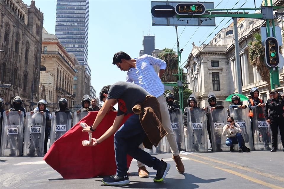 Congreso de CDMX aprobó la prohibición de las corridas de toros con violencia en medio de reclamos de taurinos por el adiós a fiesta brava.