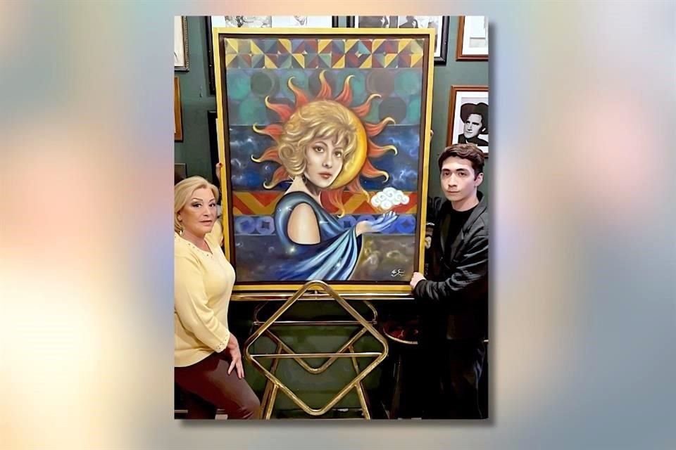 Sylvia Pasquel y el artista visual Édgar Sandoval durante la entrega de la pintura 'La diosa de oro'.