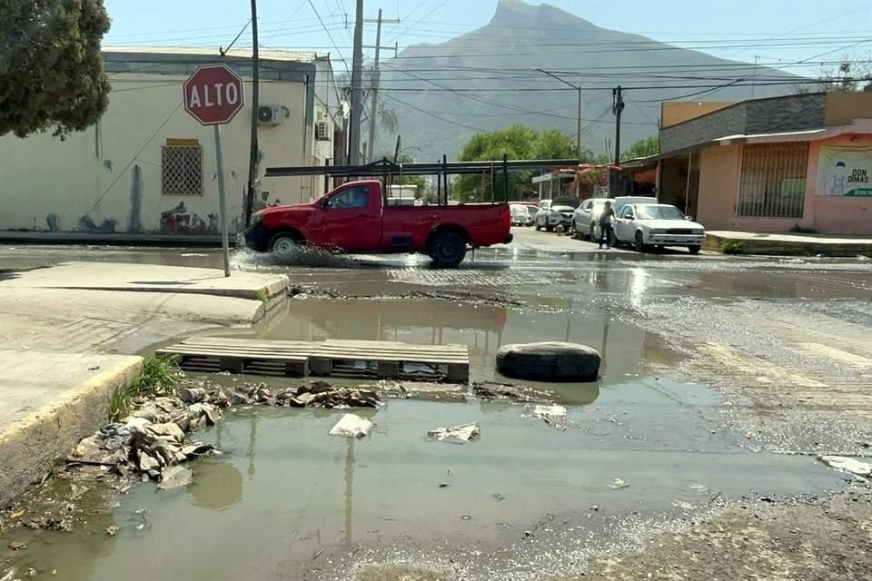 Las aguas negras se desbordan en la Avenida Las Torres, en Guadalupe, y afecta a los vecinos de las colonias Fidel Velázquez, Agua Nueva y Rafael Ramírez.
