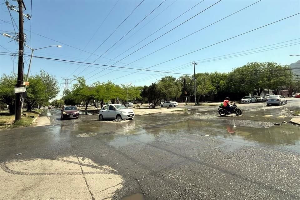 Las aguas negras se desbordan en la Avenida Las Torres, en Guadalupe, y afecta a los vecinos de las colonias Fidel Velázquez, Agua Nueva y Rafael Ramírez.
