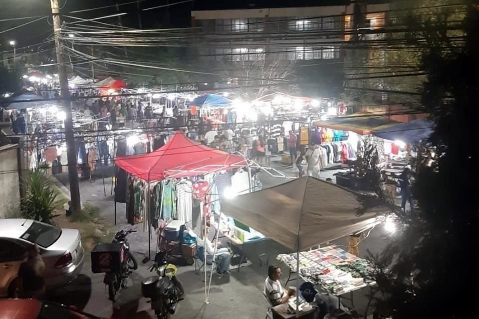 Vecinos de la Colonia Marte, en Guadalupe exigen al Municipio reubicar el mercado rodante del sector al denunciar invasión de sus cocheras.