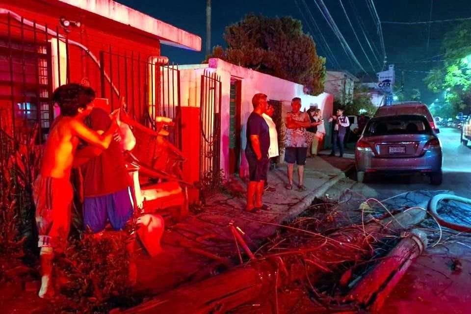 Una familia de seis integrantes entre los que se encontraba una mujer de 88 años y un menor de 12, salieron de la casa para ponerse a salvo.