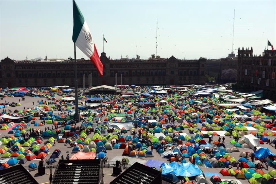 El plantón que maestros de la CNTE mantienen en el Zócalo de la Ciudad de México, la tarde de este miércoles.